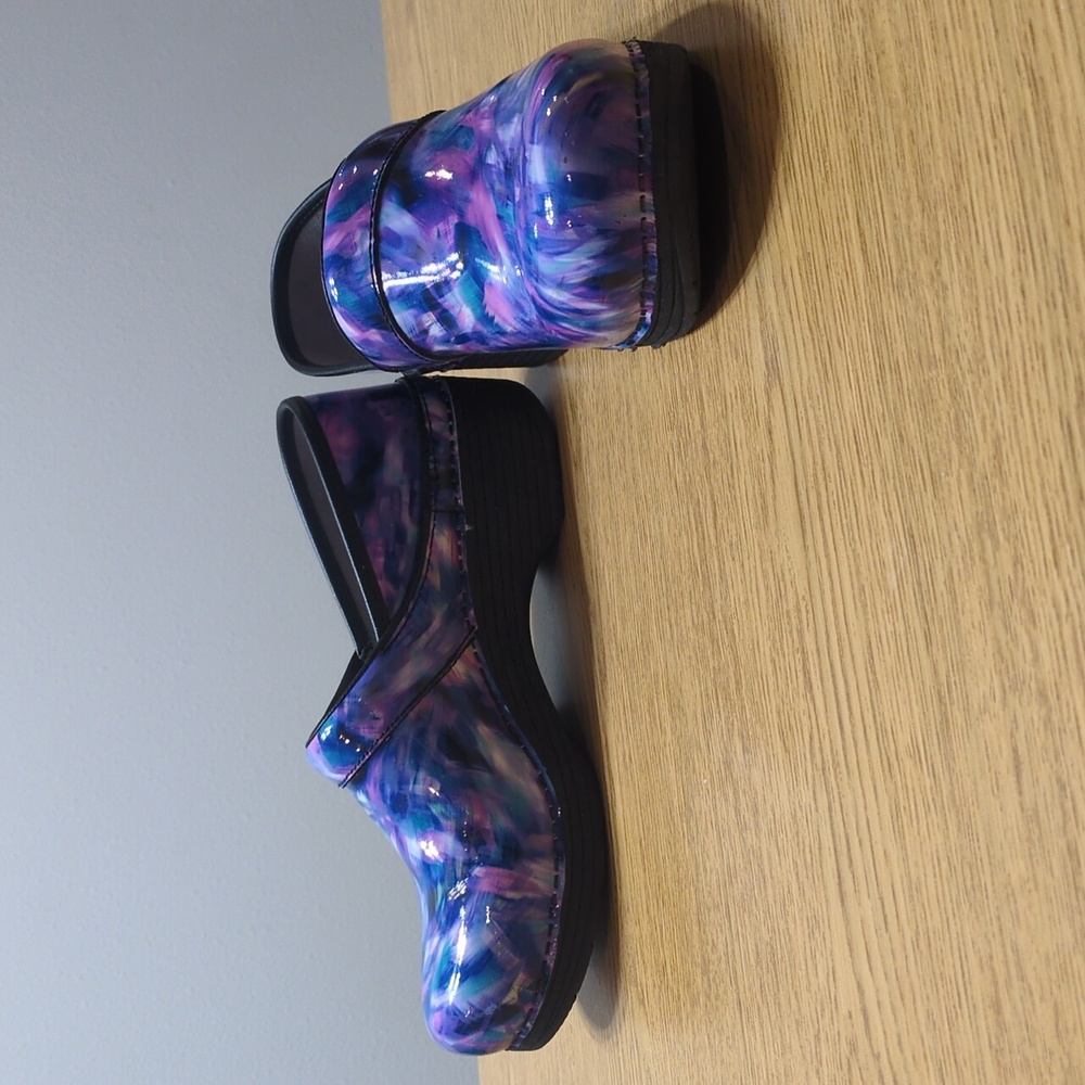 💙🩷🩵Dansko LT Colorful Clogs Abstract Design Women's size 40 Euro (9.5-10 US)